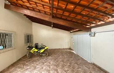 Imagem: A casa possui 2 Dormitórios, 1 Banheiro, 1 Vaga na garagem