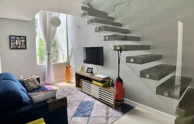 Imagem: A casa possui 2 Dormitórios, 2 Banheiros, 2 Vagas na garagem