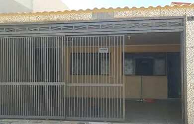 Imagem: A casa possui 3 Dormitórios, 1 Banheiro, 2 Vagas na garagem