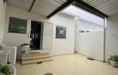 Imagem: A casa possui 2 Dormitórios, 1 Banheiro, 2 Vagas na garagem