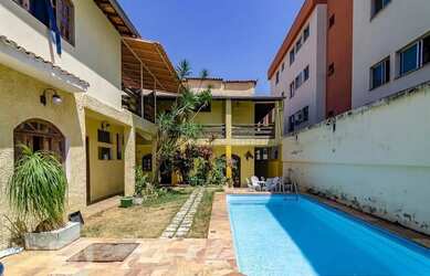 Imagem: A casa possui 5 Dormitórios, 5 Banheiros, 4 Vagas na garagem