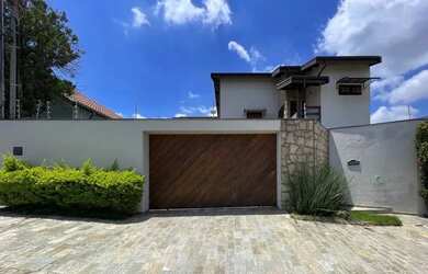 Imagem: A casa possui 3 Dormitórios, 5 Banheiros, 4 Vagas na garagem