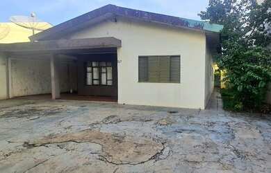 Imagem: A casa possui 5 Dormitórios, 4 Banheiros, 5 Vagas na garagem