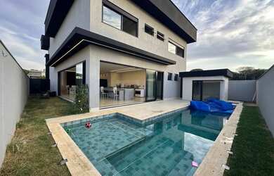 Imagem: A casa em condomínio possui 4 Dormitórios, 5 Banheiros, 340m²