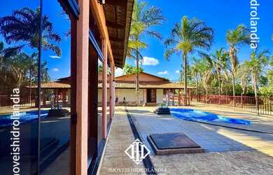 Imagem: A casa em condomínio possui 4 Dormitórios, 5 Banheiros, 5