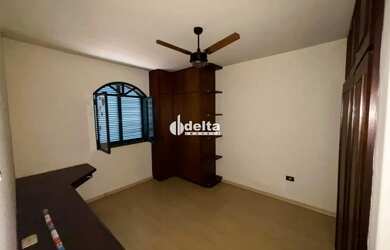 Imagem 11: Casa estilo sobrado com 5 quartos sendo 1 suíte disponível para locação...