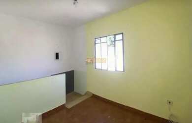 Imagem: A casa possui 1 Dormitório, 1 Banheiro, 1 Vaga na garagem