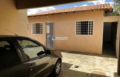 Imagem: A casa possui 3 Dormitórios, 1 Banheiro, 180000-0m² de Área