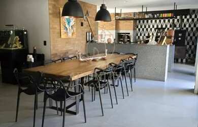 Imagem: A casa possui 3 Dormitórios, 4 Banheiros, 2 Vagas na garagem