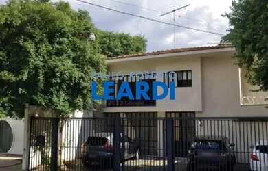 Imagem: A casa possui 4 Dormitórios, 4 Banheiros, 5 Vagas na garagem