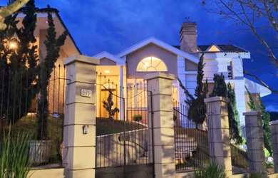 Imagem: A casa possui 3 Dormitórios, 5 Banheiros, 2 Vagas na garagem