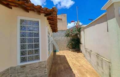 Imagem: A casa possui 3 Dormitórios, 2 Banheiros e 212m² de Área