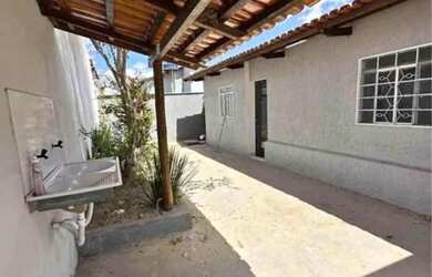 Imagem: A casa possui 3 Dormitórios, 2 Banheiros, 2 Vagas na garagem