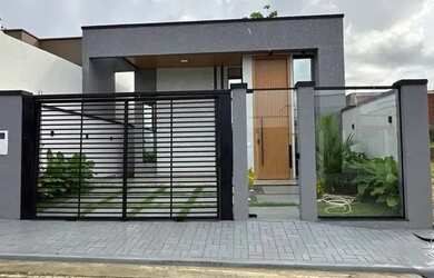 Imagem: A casa possui 3 Dormitórios, 2 Banheiros, 2 Vagas na garagem