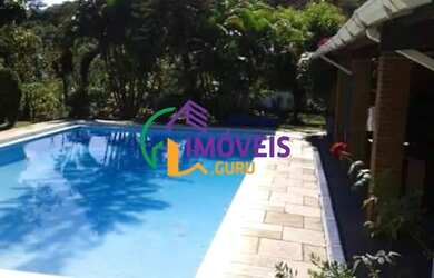 Imagem: A casa possui 4 Dormitórios, 2 Banheiros, 2 Vagas na garagem