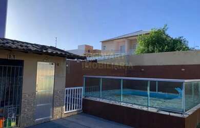 Imagem: A casa possui 3 Dormitórios, 2 Banheiros, 2 Vagas na garagem