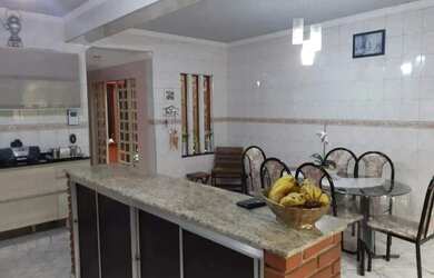 Imagem: A casa possui 4 Dormitórios, 3 Banheiros, 4 Vagas na garagem