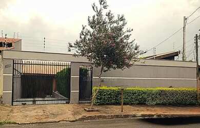 Imagem: A casa possui 3 Dormitórios, 2 Banheiros, 4 Vagas na garagem