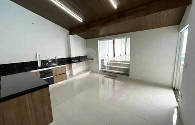 Imagem: A casa possui 2 Dormitórios, 2 Banheiros, 3 Vagas na garagem