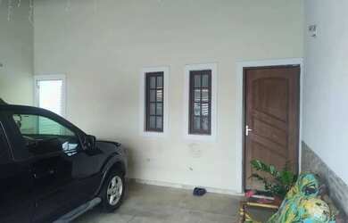 Imagem: A casa possui 2 Dormitórios, 1 Banheiro, 2 Vagas na garagem