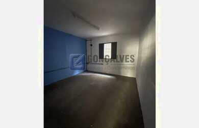 Imagem: O depósito possui 400m² de Área e está localizado em Barcelona