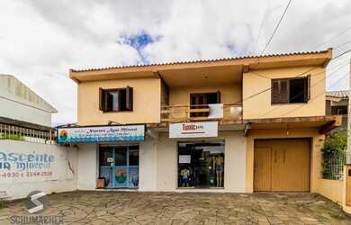 Imagem: A casa possui 3 Dormitórios, 2 Banheiros, 2 Vagas na garagem