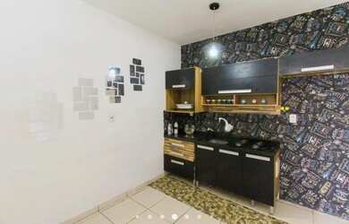 Imagem: A casa possui 3 Dormitórios, 2 Banheiros, 1 Vaga na garagem