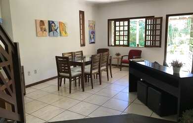 Imagem: A casa possui 3 Dormitórios, 4 Banheiros, 2 Vagas na garagem