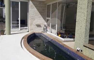 Imagem: A casa possui 4 Dormitórios, 5 Banheiros, 5 Vagas na garagem