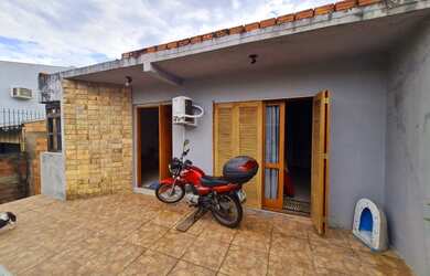 Imagem: A casa possui 3 Dormitórios, 1 Banheiro, 3 Vagas na garagem