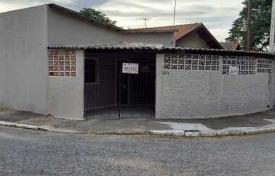 Imagem: A casa possui 3 Dormitórios, 2 Banheiros, 3 Vagas na garagem