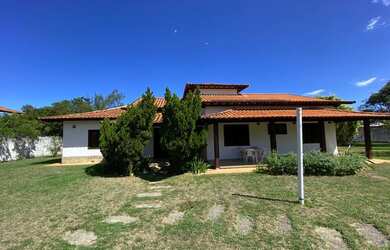 Imagem: A casa possui 4 Dormitórios, 5 Banheiros, 5 Vagas na garagem