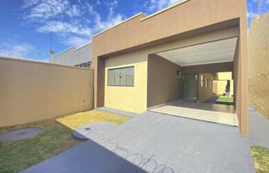 Imagem: A casa possui 3 Dormitórios, 2 Banheiros, 1 Vaga na garagem