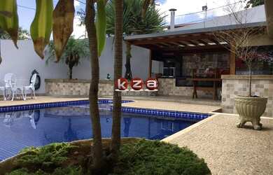 Imagem: A casa possui 4 Dormitórios, 4 Banheiros, 4 Vagas na garagem