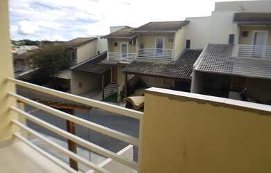 Imagem: A casa em condomínio possui 2 Dormitórios, 3 Banheiros, 2