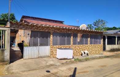 Imagem: A casa possui 3 Dormitórios, 2 Banheiros, 2 Vagas na garagem