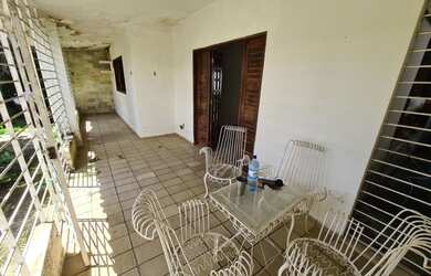 Imagem: A casa possui 3 Dormitórios, 1 Banheiro, 1 Vaga na garagem