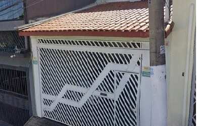 Imagem: A casa possui 3 Dormitórios, 2 Banheiros, 2 Vagas na garagem