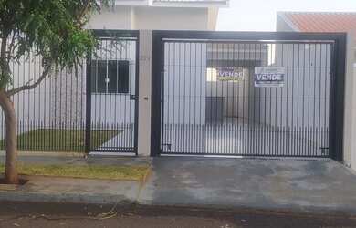 Imagem: A casa possui 3 Dormitórios, 2 Banheiros, 2 Vagas na garagem