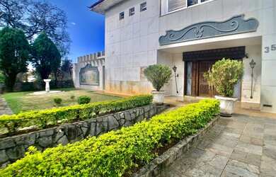 Imagem: A casa possui 5 Dormitórios, 5 Banheiros, 5 Vagas na garagem