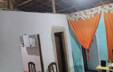 Imagem: A casa possui 2 Dormitórios, 2 Banheiros, 1 Vaga na garagem