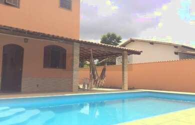 Imagem: A casa em condomínio possui 3 Dormitórios, 1 Banheiro, 2 Vagas