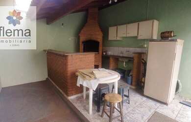 Imagem: A casa possui 2 Dormitórios, 3 Banheiros, 4 Vagas na garagem