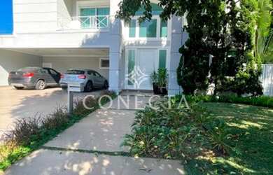 Imagem: A casa possui 4 Dormitórios, 5 Banheiros, 4 Vagas na garagem