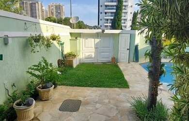 Imagem: A casa em condomínio possui 5 Dormitórios, 1 Banheiro, 2 Vagas