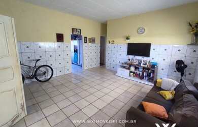 Imagem: A casa possui 3 Dormitórios, 2 Banheiros, 4 Vagas na garagem