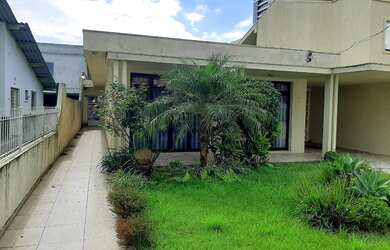 Imagem: A casa possui 4 Dormitórios, 4 Banheiros, 4 Vagas na garagem