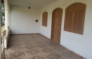 Imagem: A casa possui 3 Dormitórios, 2 Banheiros, 2 Vagas na garagem