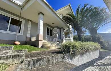 Imagem: A casa possui 4 Dormitórios, 4 Banheiros, 4 Vagas na garagem