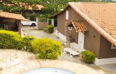 Imagem: A casa possui 5 Dormitórios, 5 Banheiros, 4 Vagas na garagem